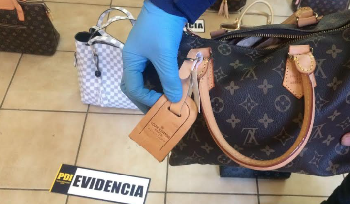 La PDI detiene a un sujeto que vendía carteras Louis Vuitton falsas en  Valparaíso